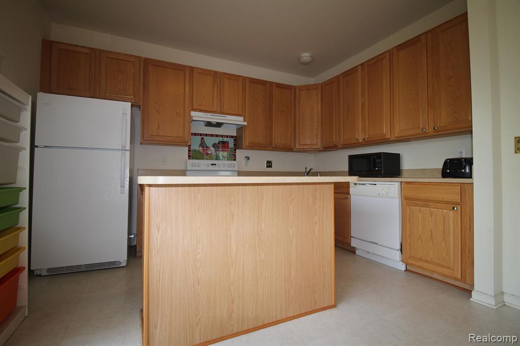 423 CHERRY ORCHARD Road, Canton, MI 48188 — Photo 7