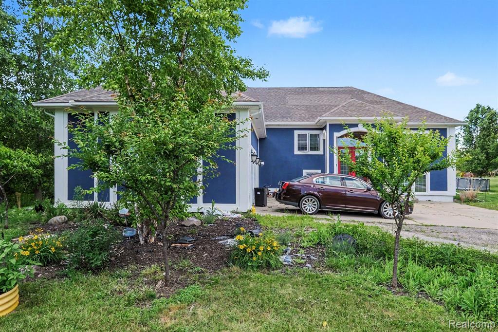 4251 E Maple Avenue, Grand Blanc, MI 48439 — Photo 2