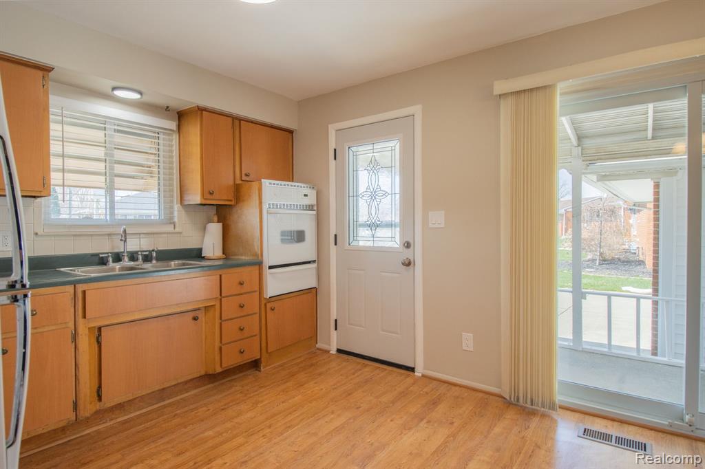 30705 Longfellow Avenue, Madison Heights, MI 48071 — Photo 6