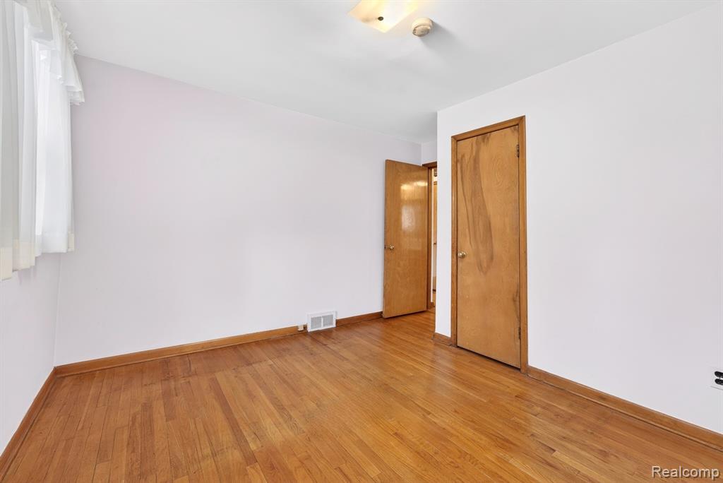 8300 Kinmore Street, Dearborn Heights, MI 48127 — Photo 15