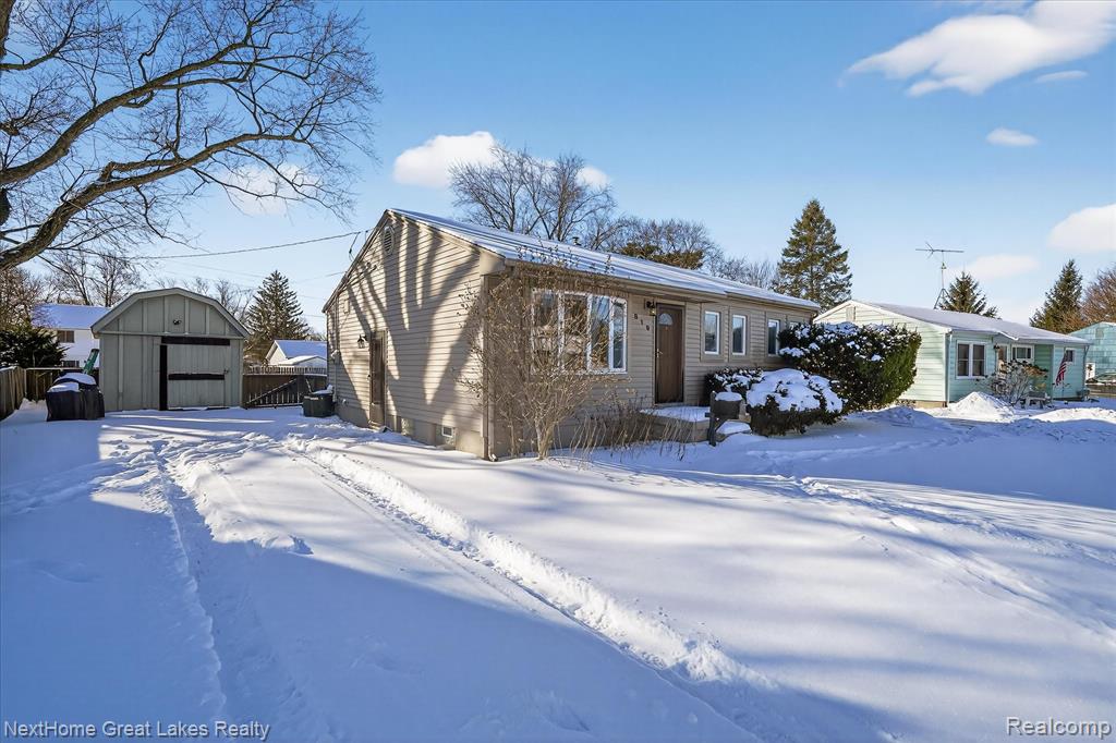 819 Southwood Drive, Fenton, MI 48430 — Photo 2