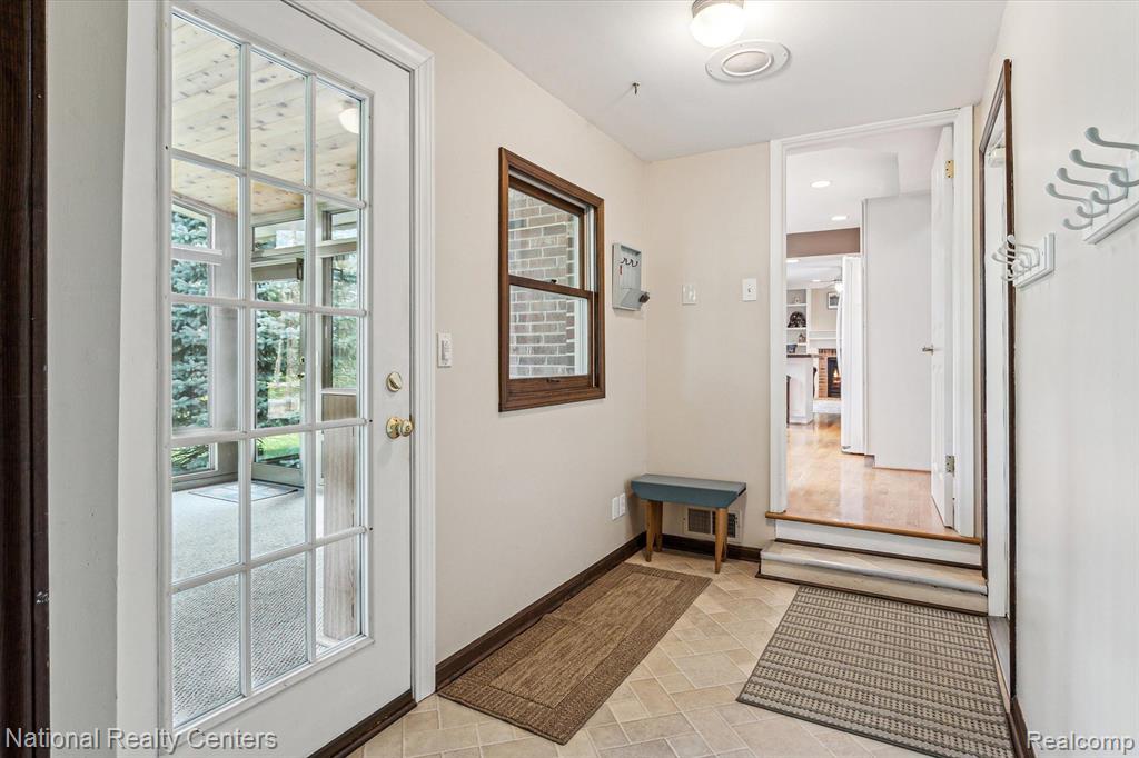 42372 COTSWOLD Court, Northville, MI 48168 — Photo 24