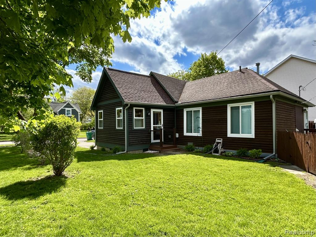 516 Clinton W, Howell, MI 48843 — Photo 2