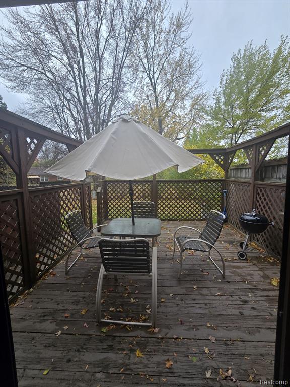 8410 HICKORY DR Drive, Sterling Heights, MI 48312 — Photo 11