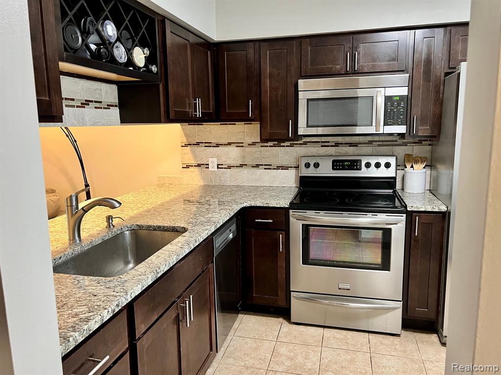 1623 WIMBLEDON Drive, 16, Walled Lake, MI 48390 — Photo 4