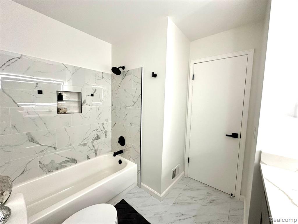 2110 HIDDEN MEADOWS Drive, D, Walled Lake, MI 48390 — Photo 23