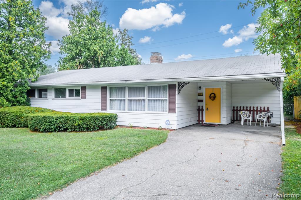 1814 Carmanbrook Parkway, Flint, MI 48507 — front exterior