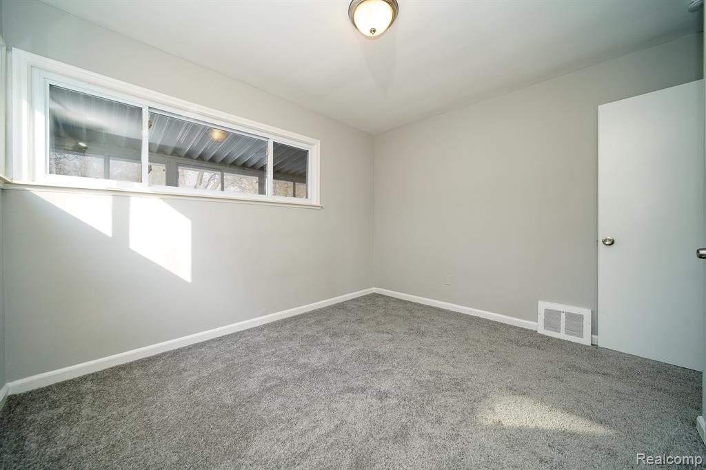 750 E Hayes Avenue, Hazel Park, MI 48030 — Photo 27