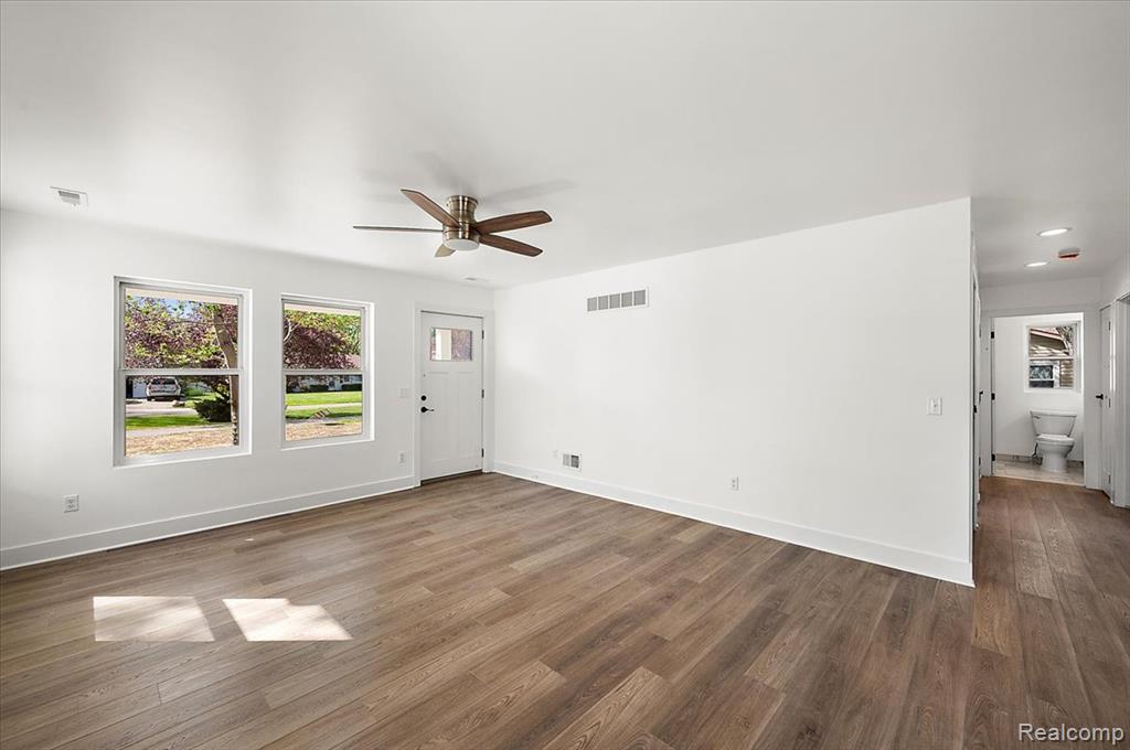 6165 Woodsdale Drive, Grand Blanc, MI 48439 — Photo 8