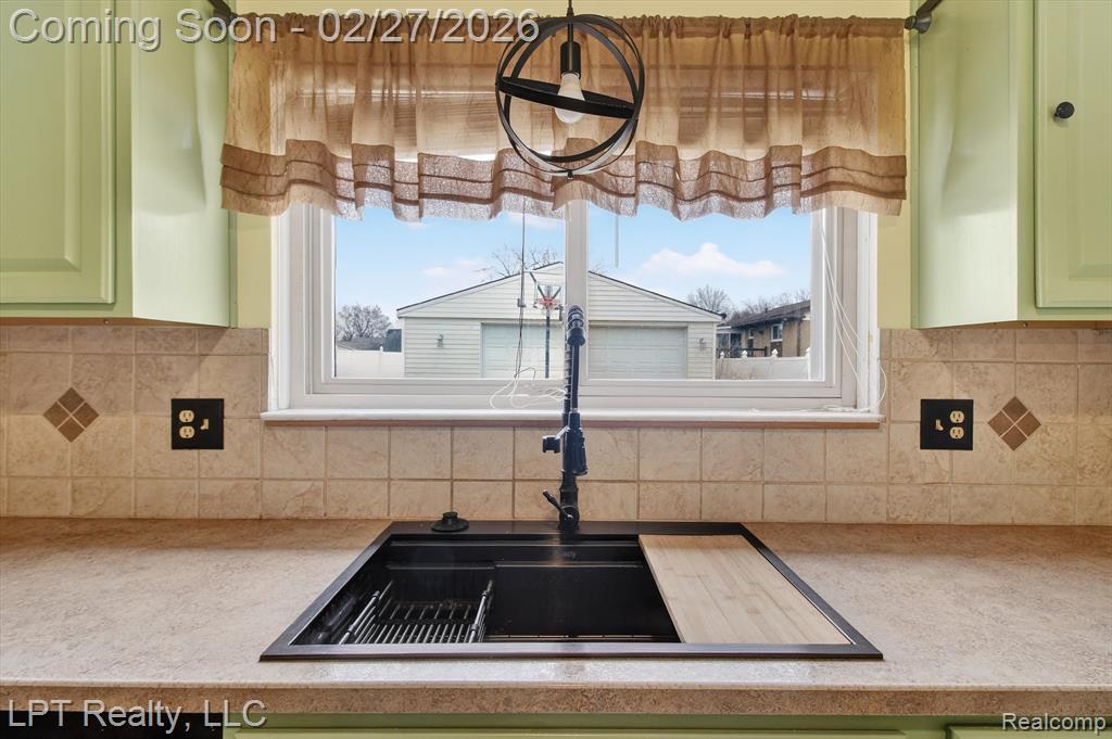 22507 Doncaster Avenue, Brownstown, MI 48193 — Photo 12