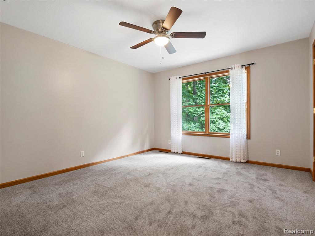 9480 Hartland Road, Fenton, MI 48430 — Photo 32