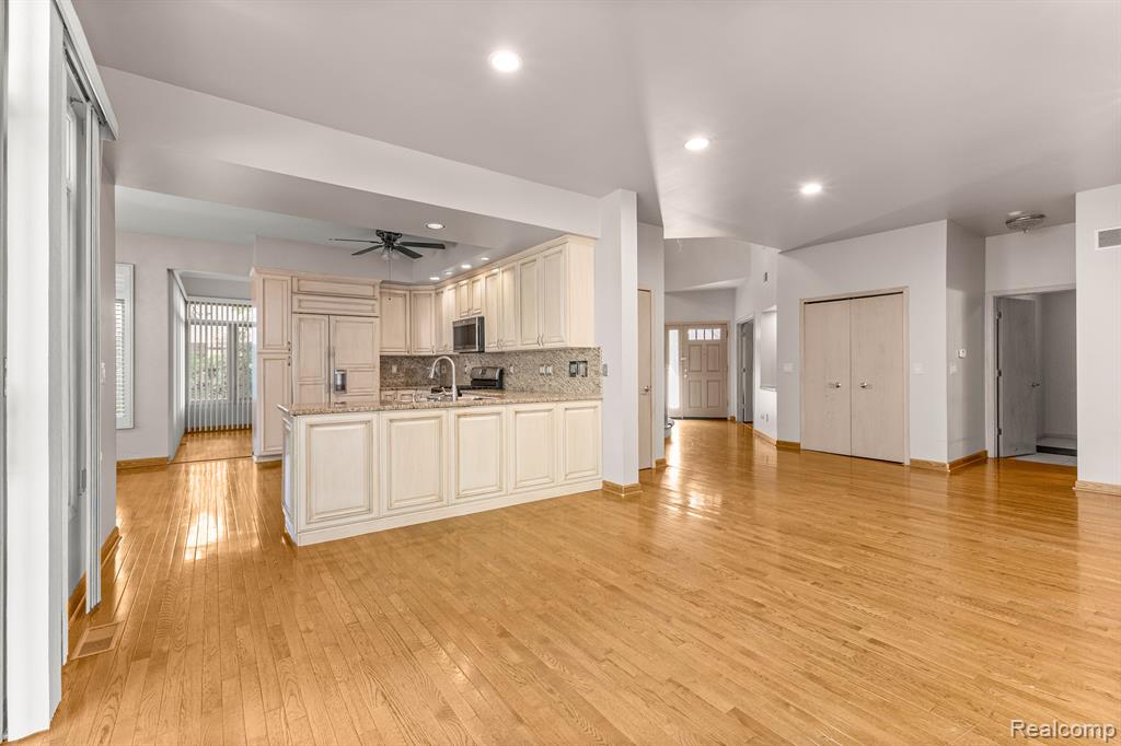 4 LEMINGTON, Dearborn, MI 48126 — Photo 32