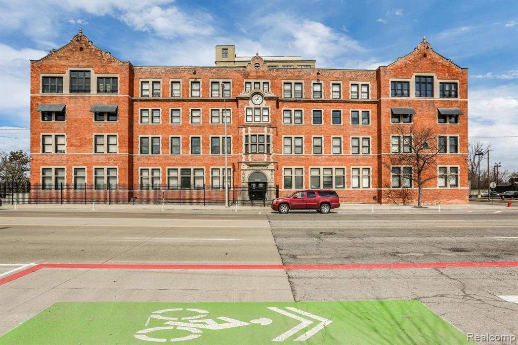 6533 E JEFFERSON Avenue, Detroit, MI 48207