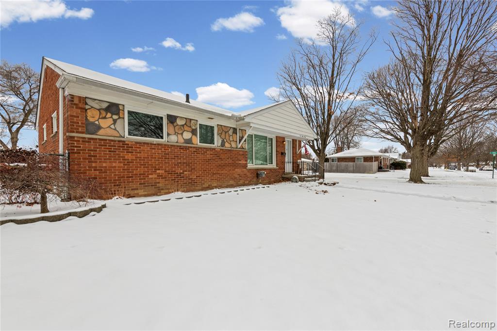 1069 Chippewa Street, Mount Clemens, MI 48043 — Photo 4