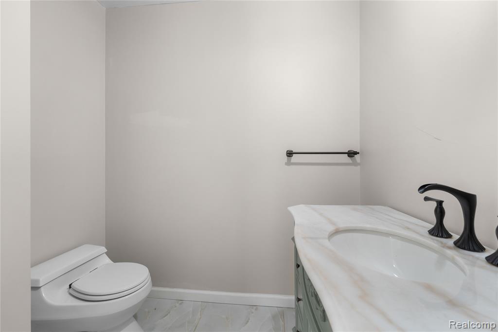 7386 Woodlore Drive, West Bloomfield, MI 48323 — Photo 14