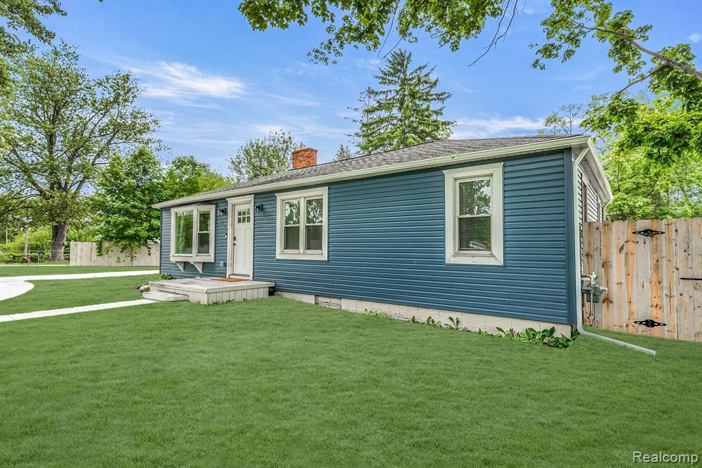 6581 WINDIATE Road, Waterford, MI 48329 — Photo 4