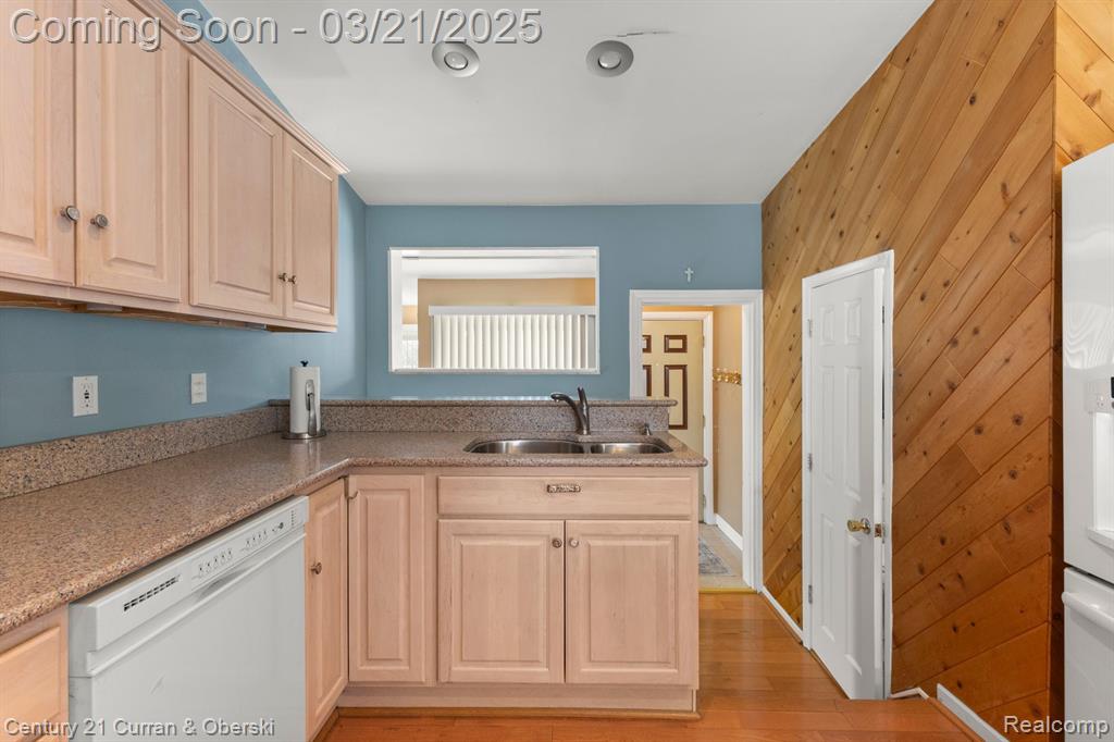 7484 N CHARLESWORTH Street, Dearborn Heights, MI 48127 — Photo 13