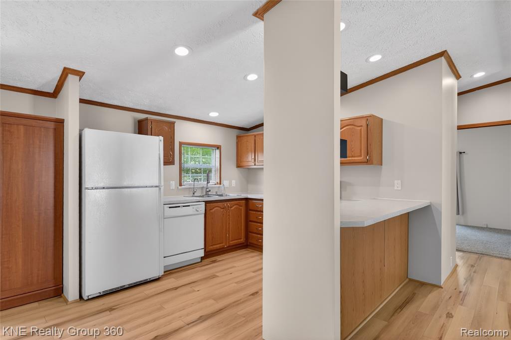 672 Red Oaks Drive, Howell, MI 48843 — Photo 7
