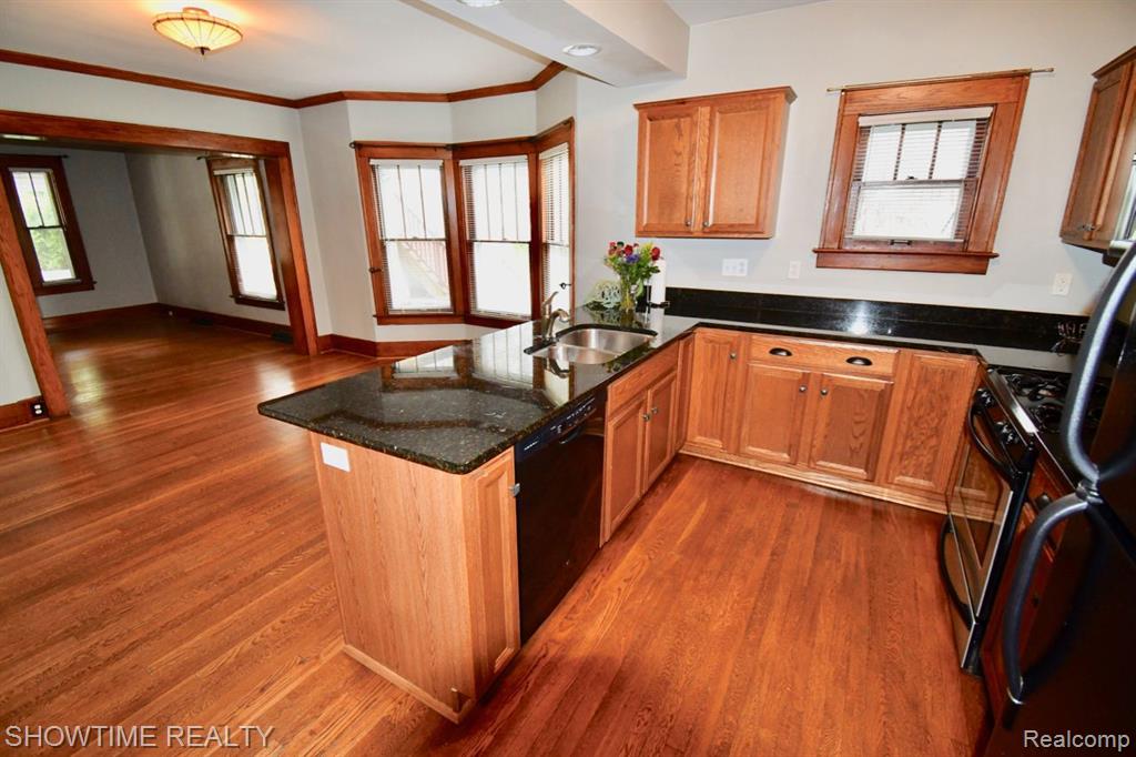 715 W 4TH Street, Royal Oak, MI 48067 — Photo 8