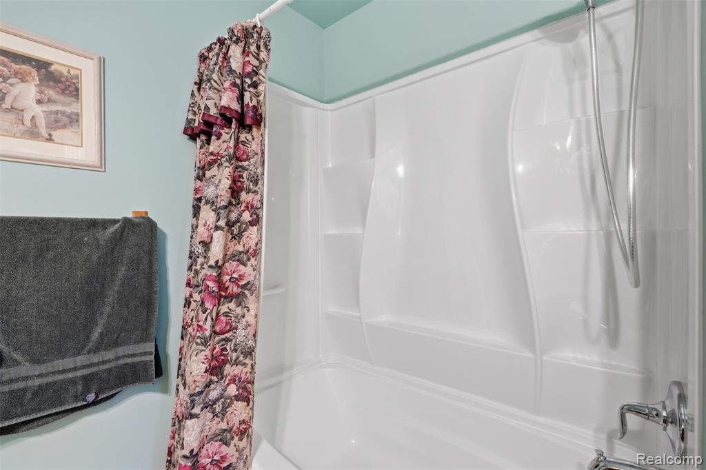 2482 Valley Lane Drive, Grand Blanc, MI 48439 — Photo 23