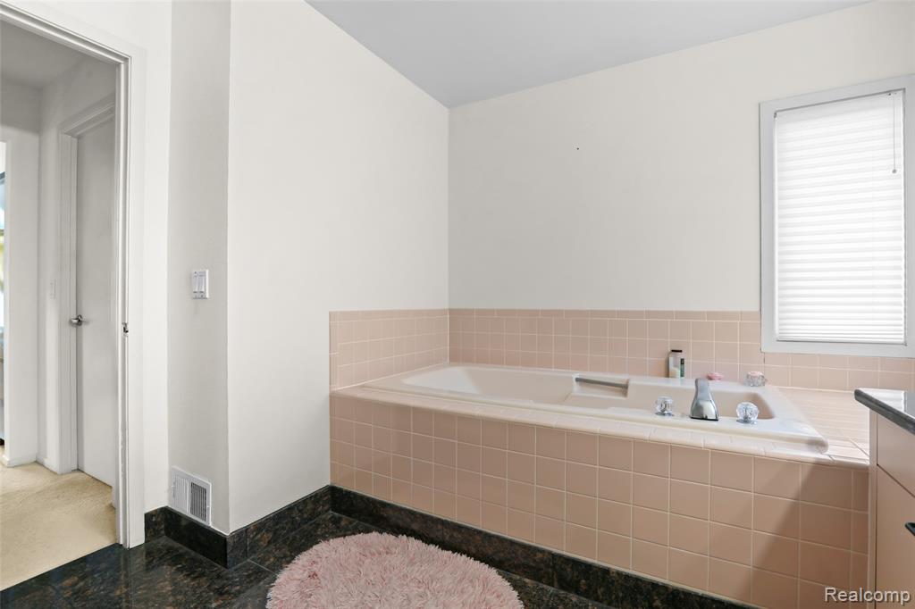 6034 Beachwood Drive, West Bloomfield, MI 48324 — Photo 23