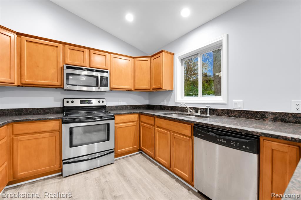 8228 OAK PARK Boulevard, Oak Park, MI 48237 — Photo 6