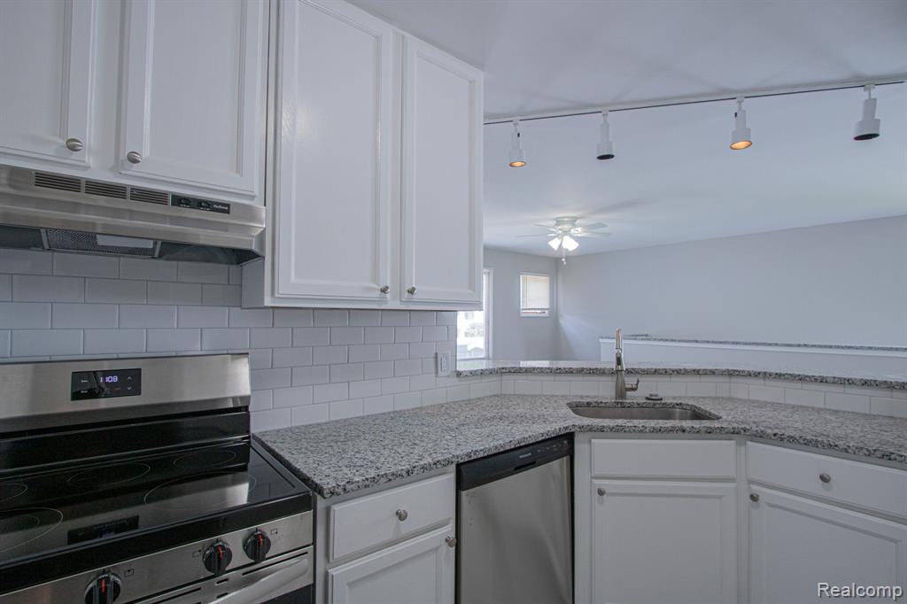 75 ROSEBUD Lane, Mount Clemens, MI 48043 — Photo 11