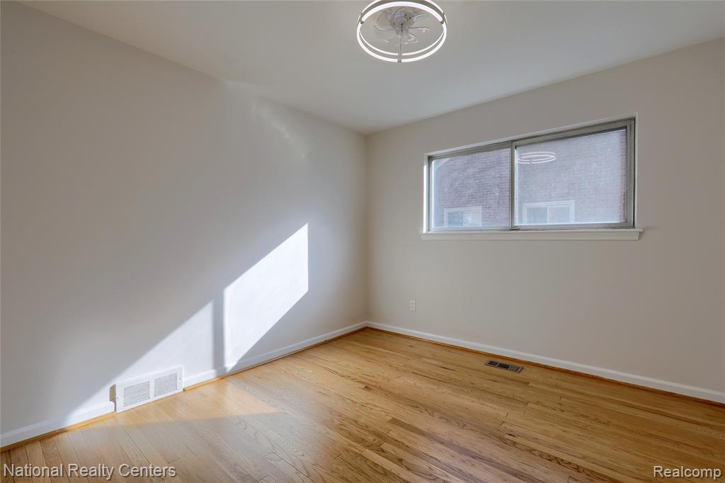 13369 Winchester Avenue, Huntington Woods, MI — Photo 12