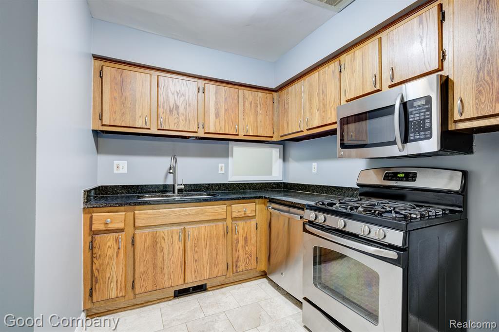 2030 WICKHAM Street, Royal Oak, MI 48073 — Photo 15