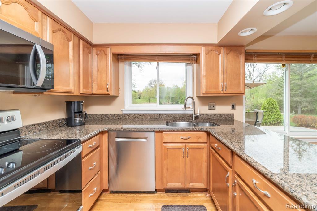 5628 WARRENSHIRE Drive, West Bloomfield, MI — Photo 28