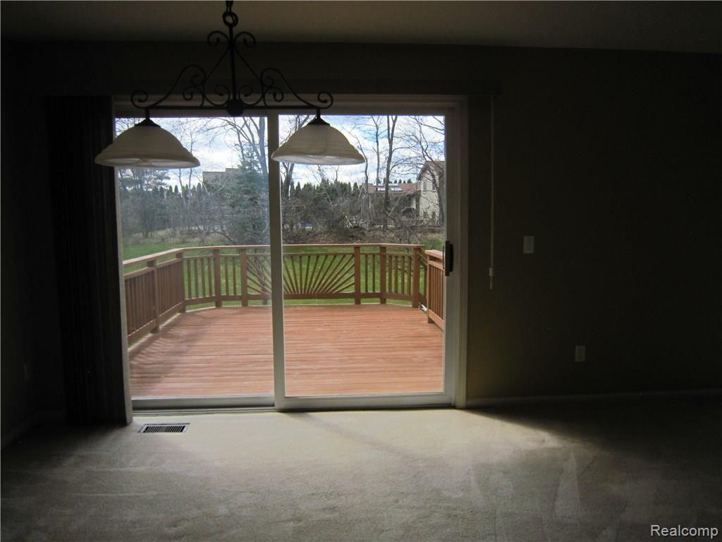 1069 CALPERNIA, Wixom, MI 48393 — Photo 9
