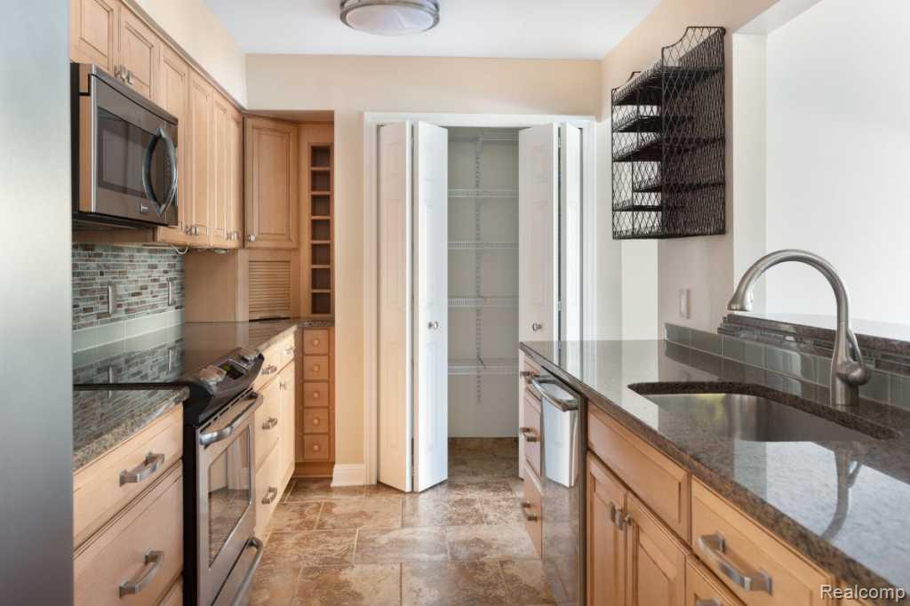 50234 Helfer Boulevard, Wixom, MI 48393 — Photo 6