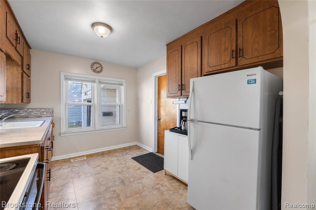 800 E BERNHARD Avenue, Hazel Park, MI 48030 — Photo 12