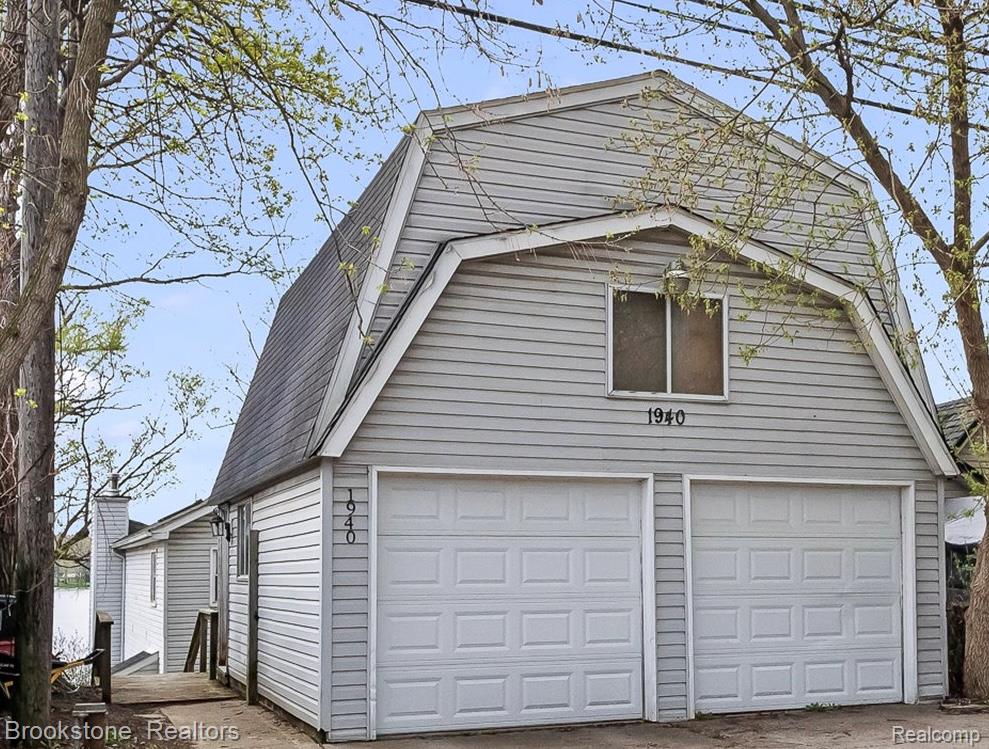 1940 S Ortonville Road, Ortonville, MI 48462