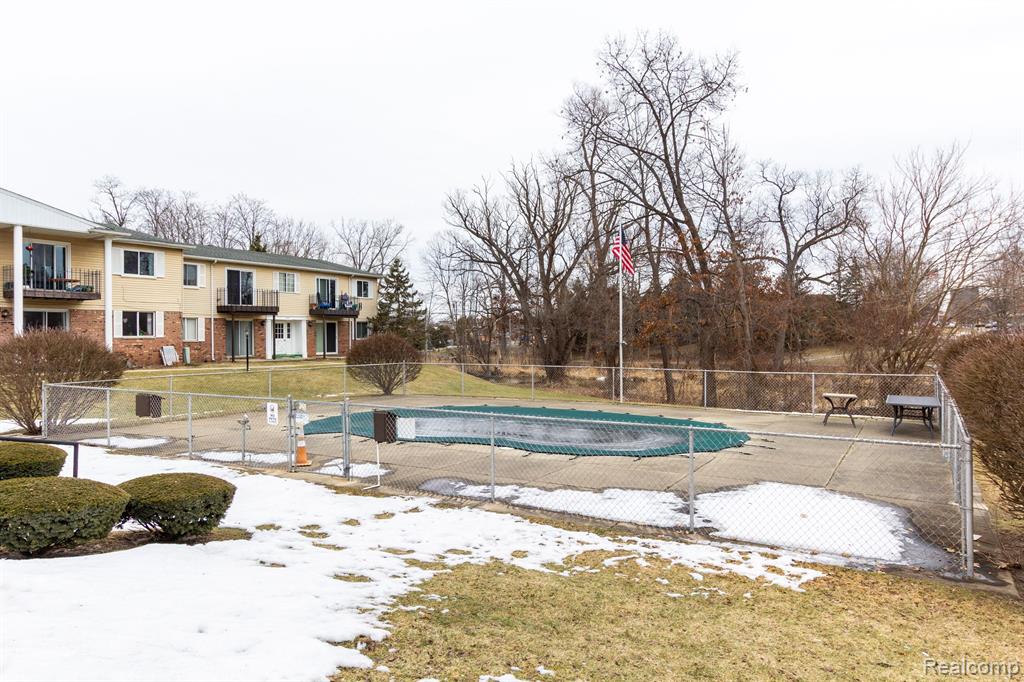 5273 HIGHLAND Road, Waterford, MI 48327 — Photo 19