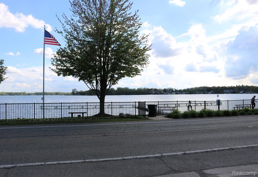 522 RED OAK, Walled Lake, MI 48390 — Photo 21