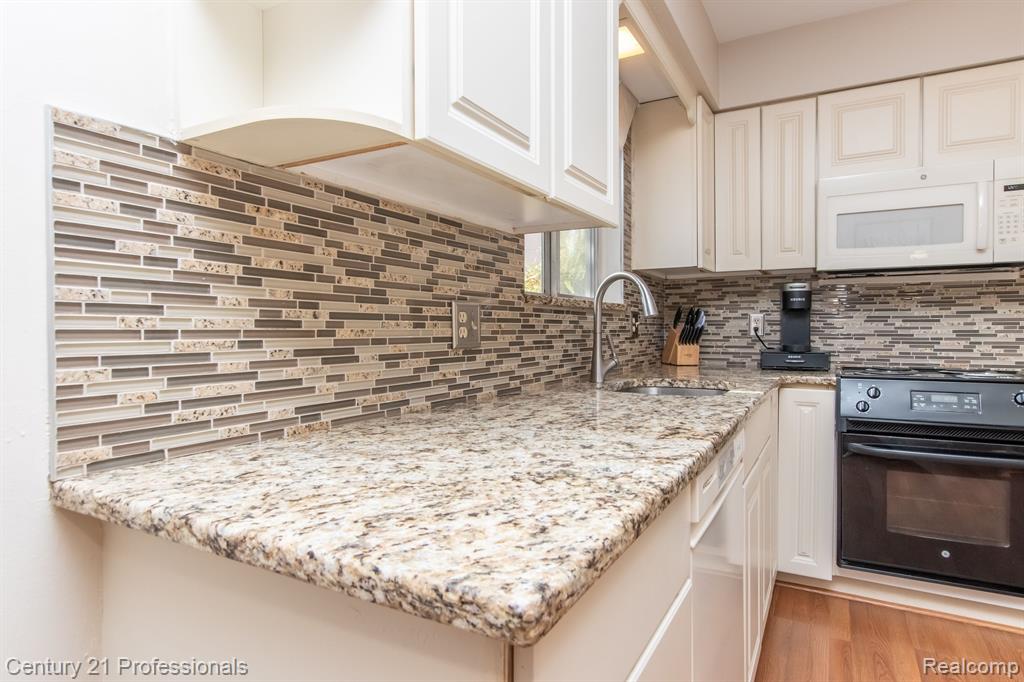 9117 Sussex Street, White Lake, MI — Photo 12