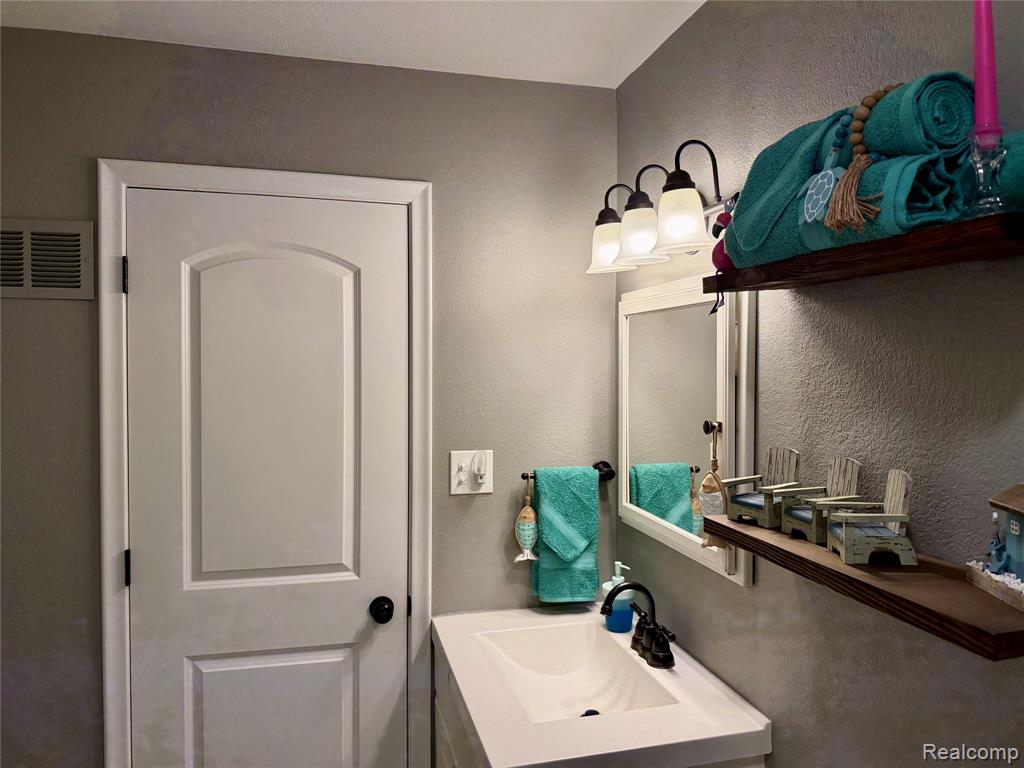 29589 Jefferson Avenue, 15, Gibraltar, MI — Photo 21