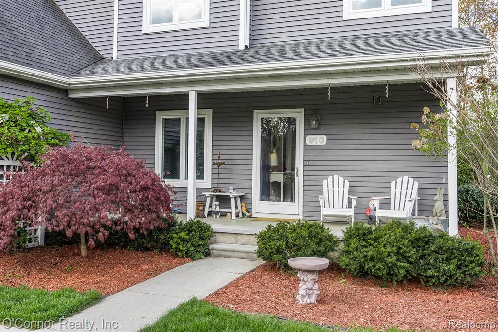 910 Hunter Court, Marysville, MI 48040 — Photo 2