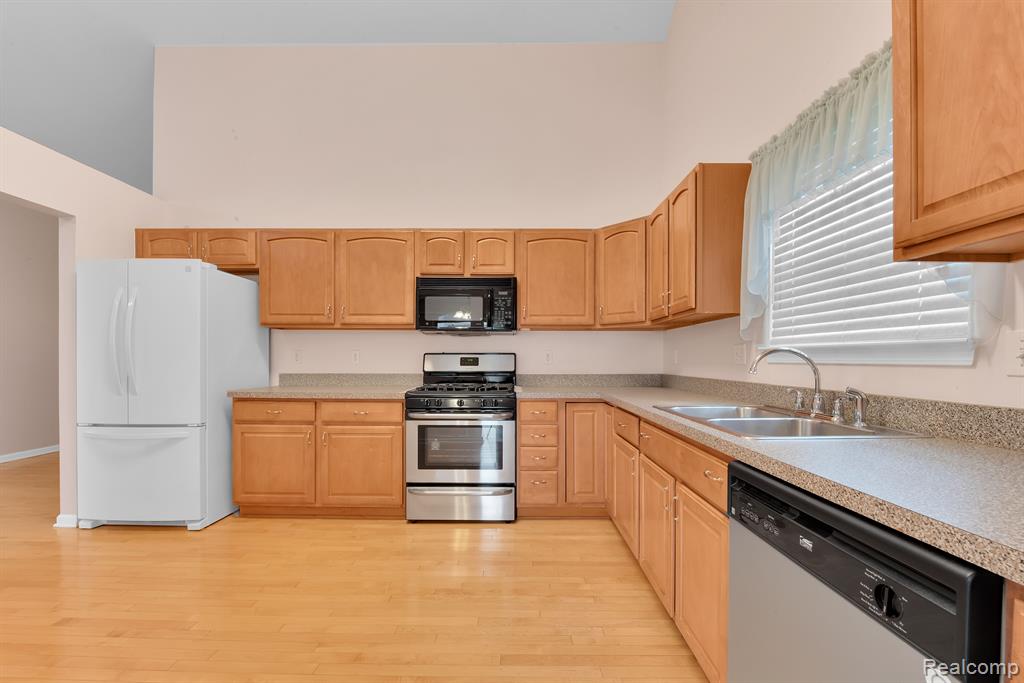 23778 ASHLEY Drive, Flat Rock, MI 48134 — Photo 10