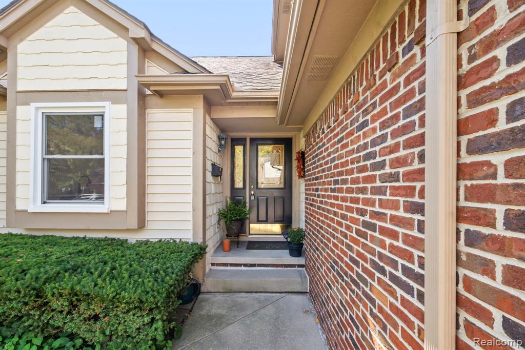 412 Oak Run Court, 6, Royal Oak, MI 48073 — Photo 2