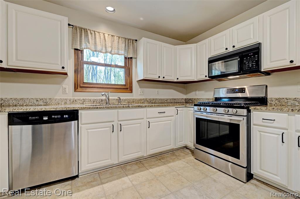 5370 Greenview Drive, Clarkston, MI 48348 — Photo 18
