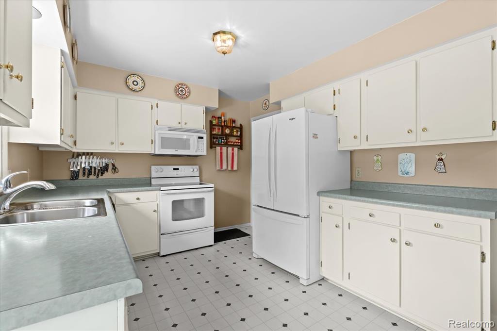 6460 Hogan Road, Fenton, MI 48430 — Photo 7
