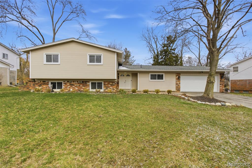 6780 Post Oak Drive, West Bloomfield, MI — front exterior