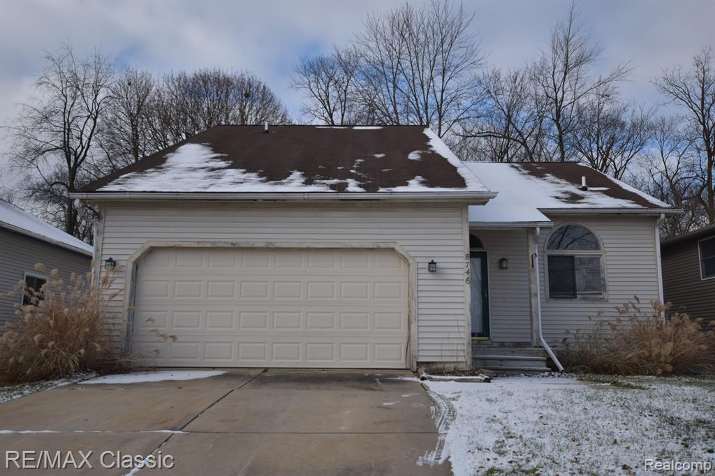 746 WOODINGHAM Avenue, Waterford, MI 48328 — front exterior