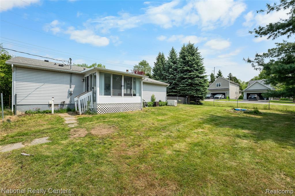 4065 Manitoba Street, Auburn Hills, MI 48326 — Photo 14