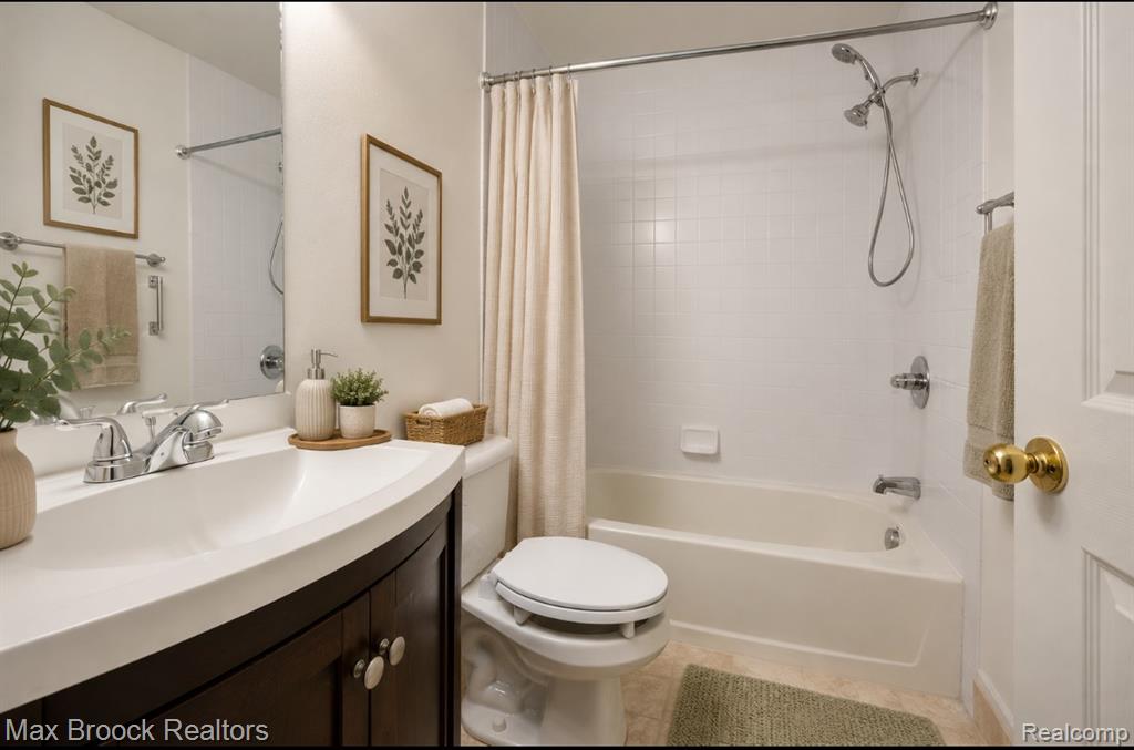 1102 Abigail Court, Walled Lake, MI 48390 — Photo 15