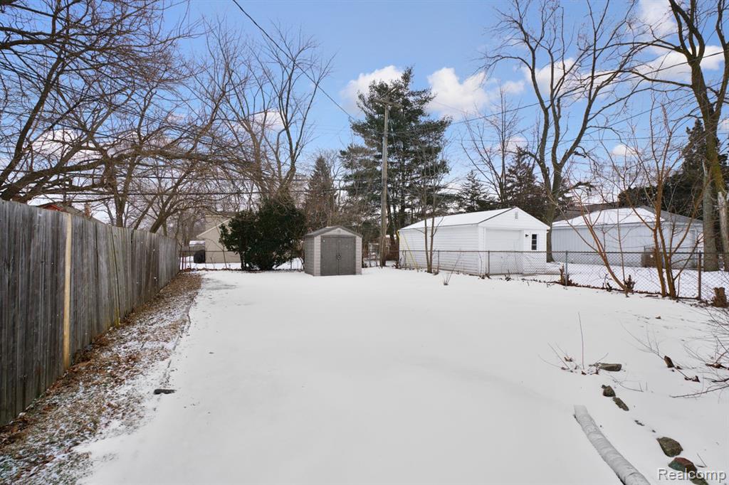 832 Pinecrest Drive E, Fenton, MI 48220 — Photo 26