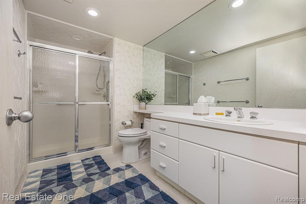4046 FOXPOINTE Drive, Unit 131, West Bloomfield, MI 48323 — Photo 23