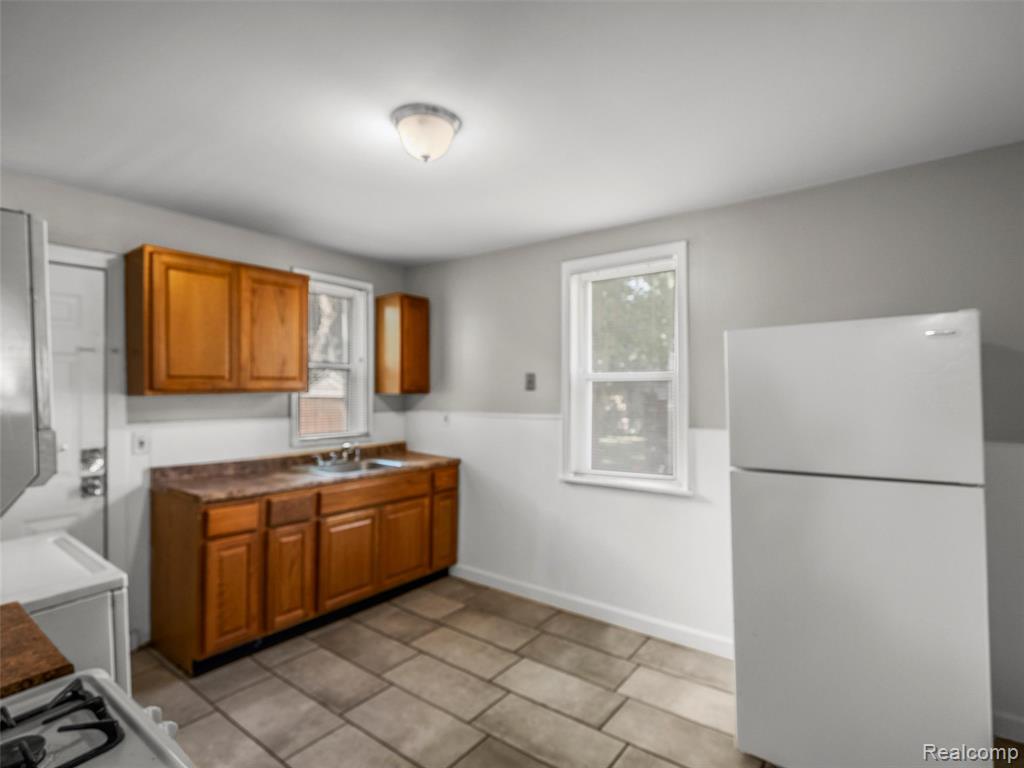 431 W Madge Avenue, Hazel Park, MI 48030 — Photo 7